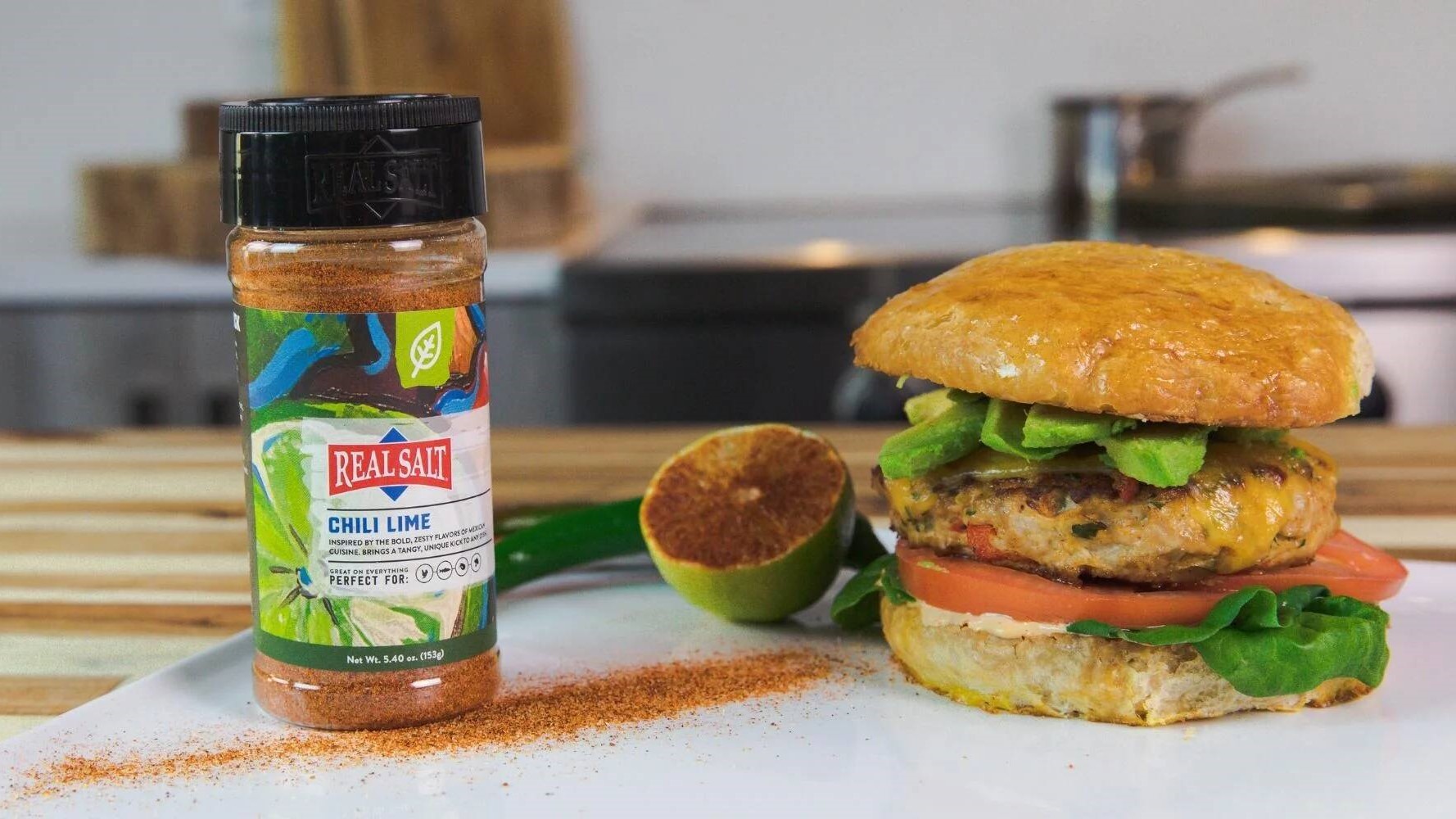 Burger se zeleninou, sýrem a avokádem s kořenicí směsí Real Salt Chili Lime – street food inspirace